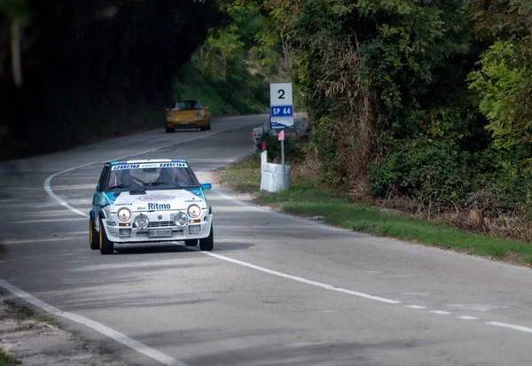 Blå Och Vit Bil Ställs Upp Uppförsbacke Hastighet Race Italienska — Stockfoto