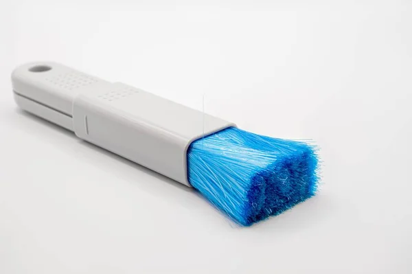 Beyaz Arkaplana Uzanan Mavi Naylon Kıllı Bilgisayar Fırçasının Yakın Çekimi — Stok fotoğraf