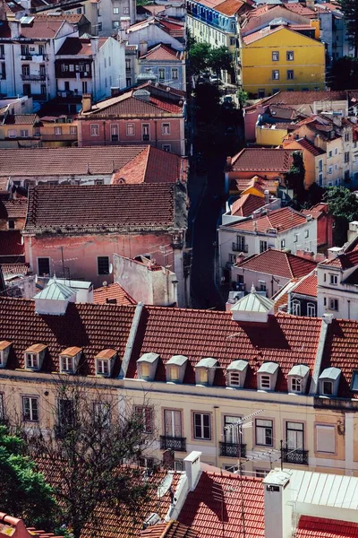 リスボンポルトガルの日当たりの良い街並の垂直方向の高角度ビュー — ストック写真
