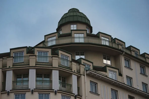 丸みを帯びたコーナーと緑の金属の屋根を持つウィーンのアパートの建物の眺め — ストック写真