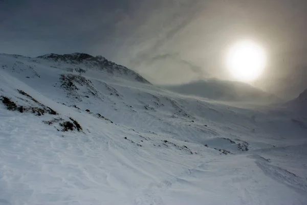 Güneş Yoğun Sislerin Arasından Parlıyor Büyük Karlı Dağların Üzerinden — Stok fotoğraf