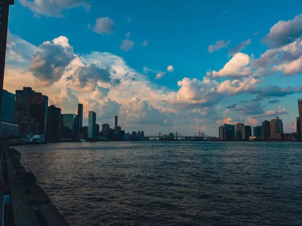 Eine Horizontale Aufnahme Des East River Von New York Mit — Stockfoto