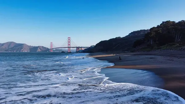 Мальовничий Знімок Пінистих Хвиль Пляжу Бейкер Сан Франциско Золотими Воротами — стокове фото