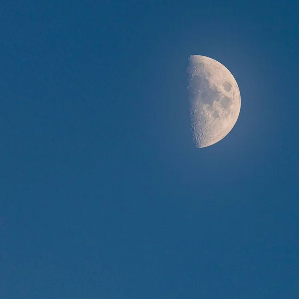 Uma Lua Crescente Céu — Fotografia de Stock