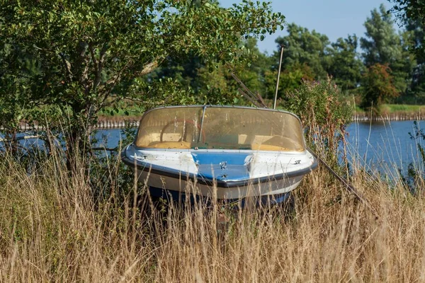 德国下萨克森州瓦雷尔哈芬草原上的一艘旧汽艇 — 图库照片