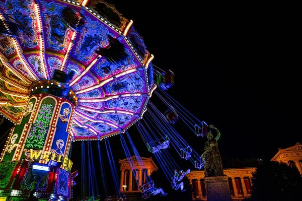Eine Tiefenaufnahme Eines Beleuchteten Fahrgeschäfts Freizeitpark München Auf Dem Oktoberfest — Stockfoto