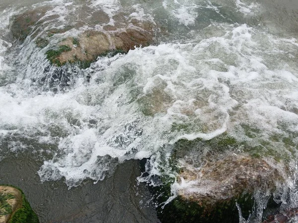 Scenic View Waves Washing Mossy Rocks — Stock Photo, Image