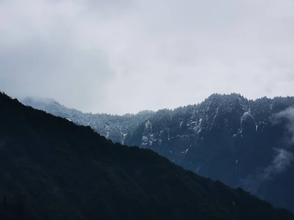 曇りの霧の日に山のピークの美しい景色 — ストック写真