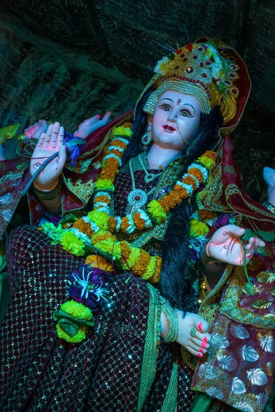 Вертикальный Снимок Прекрасного Идола Маа Дурги Поклоняющегося Мандалу Мумбаи Навратри — стоковое фото