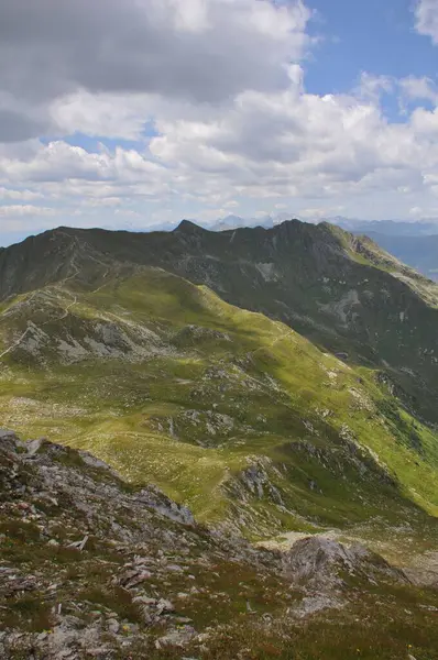 Pion Pięknego Krajobrazu Wielkich Gór Alp Włoszech Słoneczny Dzień — Zdjęcie stockowe