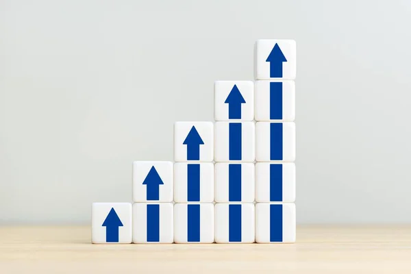 Bloques Cubo Apilados Con Flechas Azules Crecimiento Crecimiento Las Empresas — Foto de Stock