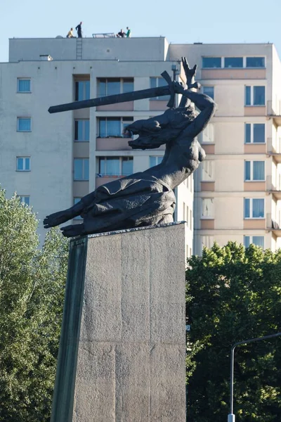 华沙英雄纪念碑 波兰华沙手持剑的妇女雕塑 — 图库照片