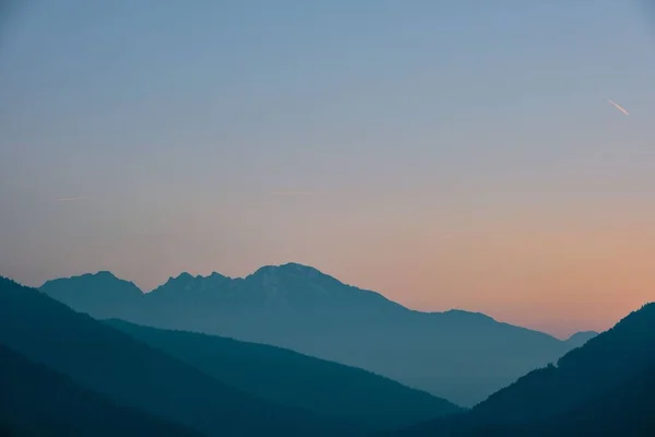 Een Prachtig Uitzicht Een Berglandschap Met Heldere Lucht Bij Zonsopgang — Stockfoto