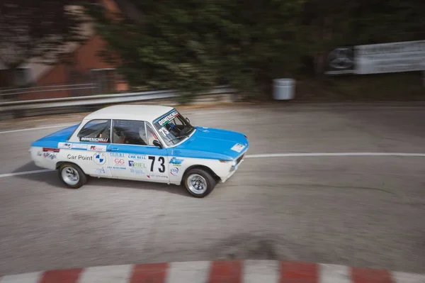 Een Blauwe Auto Neergezet Tijdens Een Bergopwaartse Race Van Het — Stockfoto