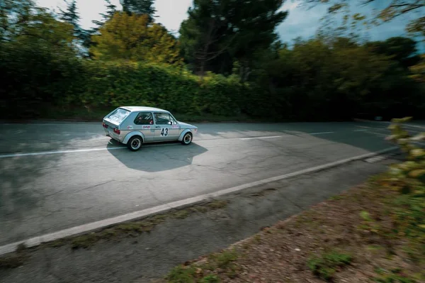 在意大利佩萨罗举行的比赛中 一辆蓝色的车在爬坡时被架起 — 图库照片