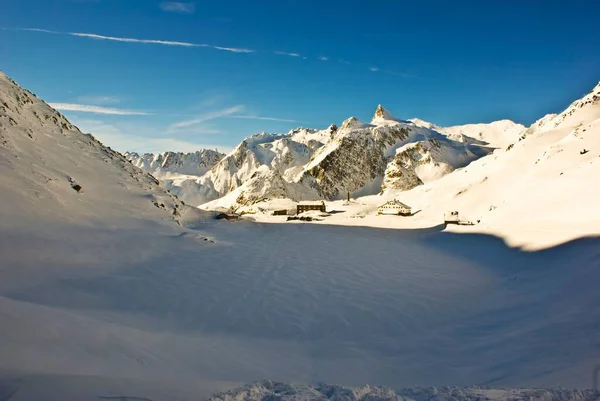 Grandi Montagne Coperte Neve Una Giornata Invernale Soleggiata Sotto Cielo — Foto Stock