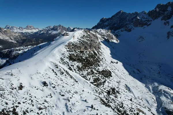 Een Schilderachtig Uitzicht Besneeuwde Bergen Tegen Een Blauwe Lucht Een — Stockfoto