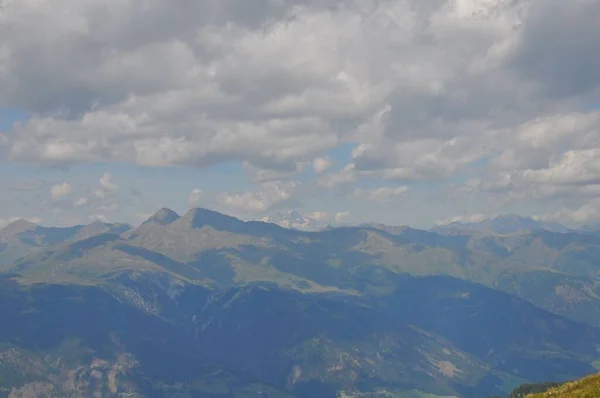 昼間は曇り空の下 イタリアのアルプスの山々の美しい風景 — ストック写真