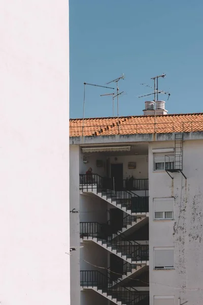 白い壁のアパートの階段の垂直ショット — ストック写真