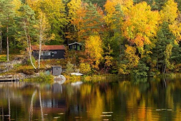 가을에 시골에 호수에둘러 오두막 — 스톡 사진