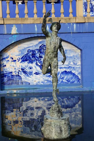 Une Sculpture Intérieur Une Fontaine Près Bâtiment Portugais Bleu Landgraaf — Photo