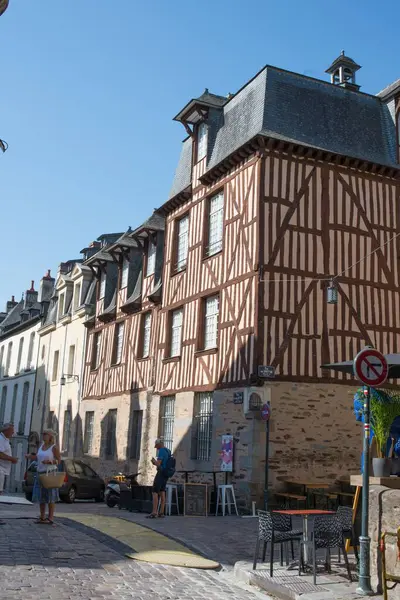 Een Verticale Van Mensen Een Straat Rennes Het Stadsleven Frankrijk — Stockfoto