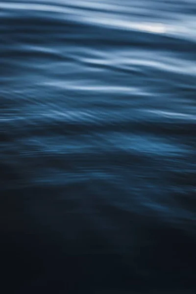 カリフォルニア州タホ湖での濃い青の水の質感の垂直閉鎖 — ストック写真