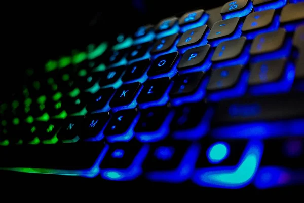 Крупный План Клавиатуры Огнями Темном Фоне — стоковое фото