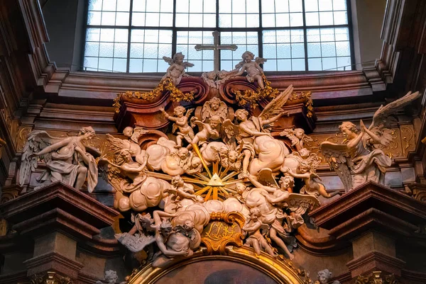 Tiro Ângulo Baixo Esculturas Anjos Alter Uma Igreja Viena Áustria — Fotografia de Stock