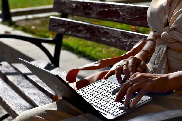 Foco Seletivo Uma Pessoa Feminina Sentada Banco Trabalhando Laptop — Fotografia de Stock