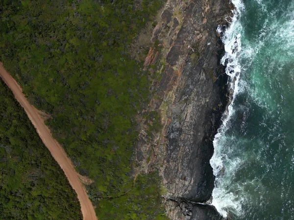 Вид Повітря Вузьку Стежку Скелі Вкриту Природою Біля Моря — стокове фото