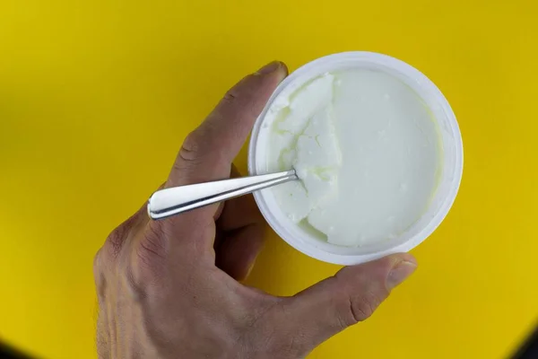 Sarı Arka Planda Plastik Bardakta Bir Yoğurt — Stok fotoğraf