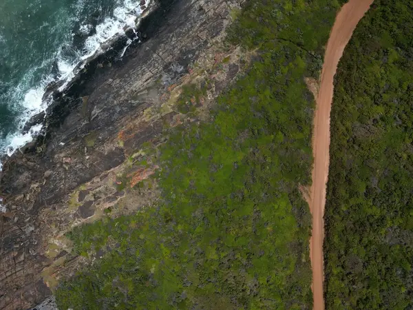 Una Vista Aérea Estrecho Sendero Sobre Acantilado Cubierto Naturaleza Cerca —  Fotos de Stock