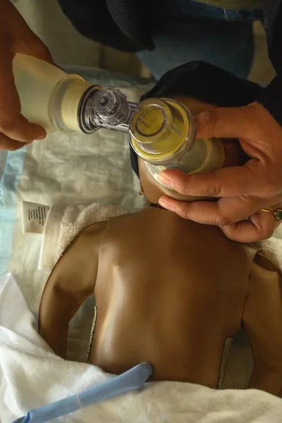 Primer Plano Bebé Reanimación Plástica Con Herramienta Ventilación Artificial — Foto de Stock