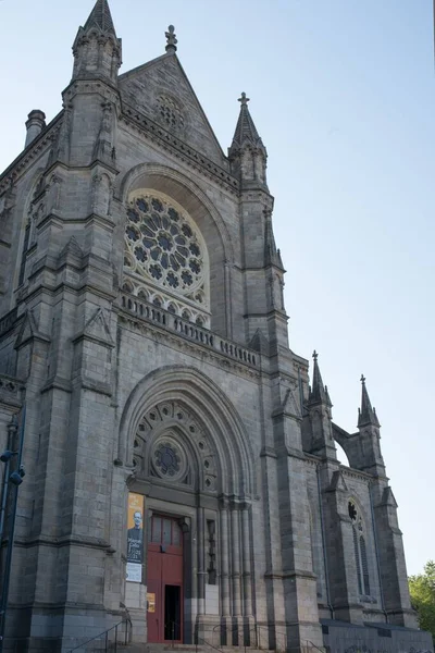 Ein Vertikaler Niedriger Winkel Eine Faszinierende Basilika Der Stadt Rennes — Stockfoto