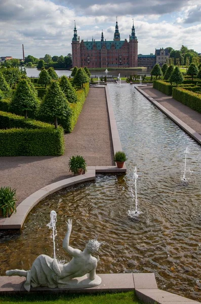 Frederiksborg Şatosunun Çeşmelerin Bahçelerin Dikey Çekimi Hilerod Danimarka — Stok fotoğraf