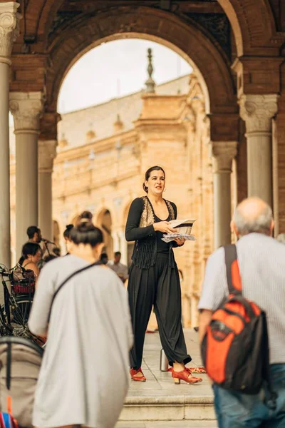 Eine Vertikale Aufnahme Einer Frau Der Nähe Des Spanischen Platzes — Stockfoto