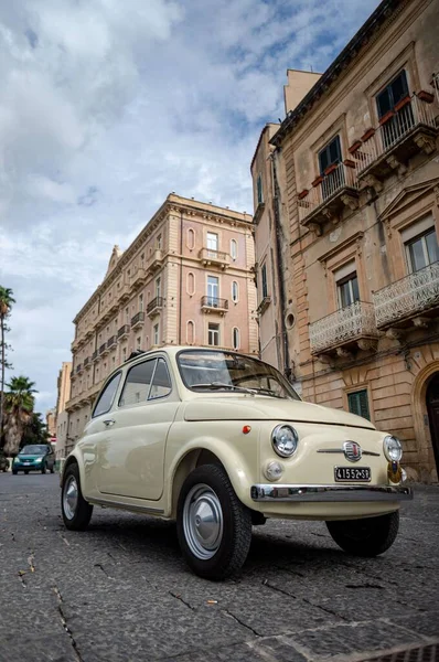 Вертикальный Снимок Автомобиля Fiat 500 Кремового Цвета Улице Сиракузах Сицилия — стоковое фото