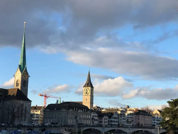 Sviçre Nin Zürih Kentindeki Bulutlu Gökyüzüne Karşı Fraumunster Church Kulelerinin — Stok fotoğraf
