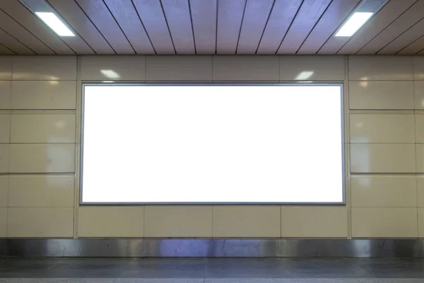 Порожній Коридор Білими Екранами Стіні — стокове фото