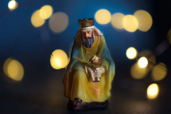 Uma Pequena Figura Porcelana Natal Rei Fundo Das Luzes Natal — Fotografia de Stock