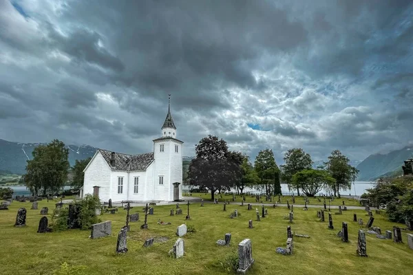 Eine Ulvik Kirche Norwegen Mit Dunklem Himmel Und Bergen — Stockfoto