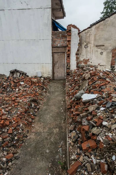 Vertical Closeup Shot Ruined Buildings Pieces Stones Flood — Stock Photo, Image