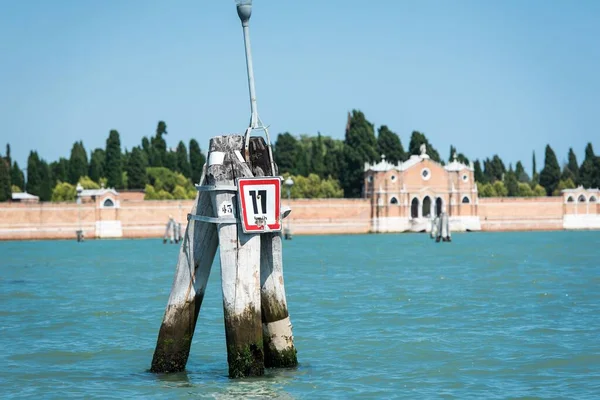 Μια Ηλιόλουστη Μέρα Στη Βενετία Ξύλινους Πόλους Ξεπροβάλλουν Από Καταγάλανα — Φωτογραφία Αρχείου