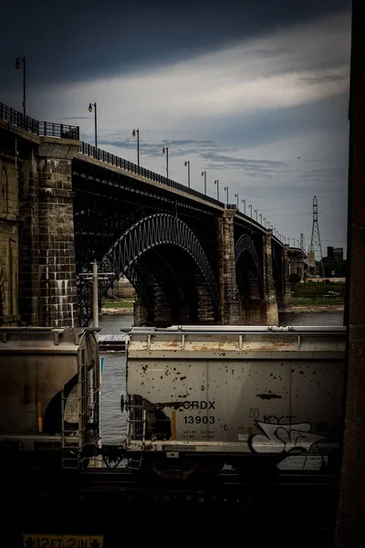 Pionowe Ujęcie Pociągu Przemysłowego Mostu Louis Stany Zjednoczone Nastrojowych Kolorach — Zdjęcie stockowe