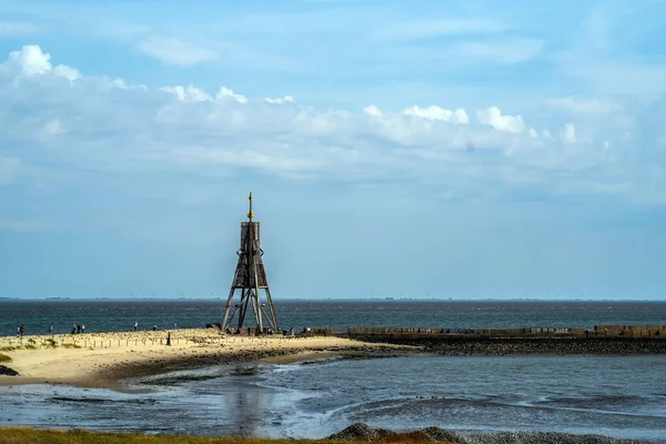 Słynna Latarnia Kugelbake Day Cuxhaven Przeciwko Błękitnemu Zachmurzonemu Niebu — Zdjęcie stockowe