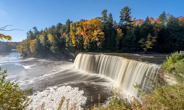 Malowniczy Widok Upper Tahquamenon Falls Sezonie Jesiennym Słoneczny Dzień Michigan — Zdjęcie stockowe