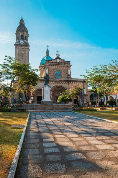 Filipinler, Intramuros 'taki Manila Katedrali' nin mavi gökyüzüne karşı dikey görüntüsü.