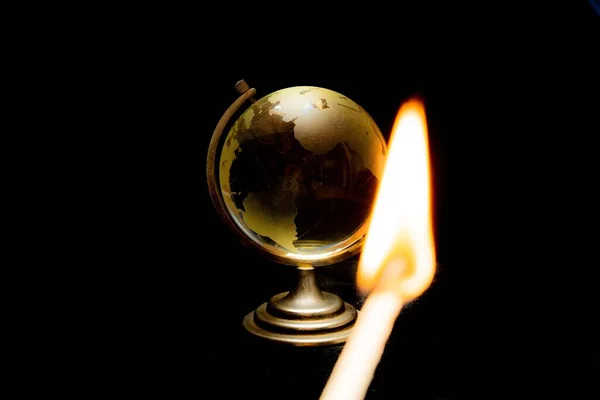 Крупный План Спички Огнем Глобусом Черном Фоне — стоковое фото