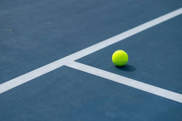 Paesaggio Campo Tennis Blu Verde Con Una Palla Una Giornata — Foto Stock